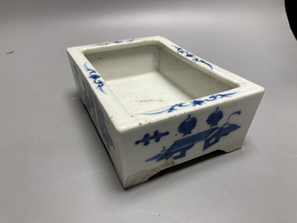 Two Chinese blue and white items